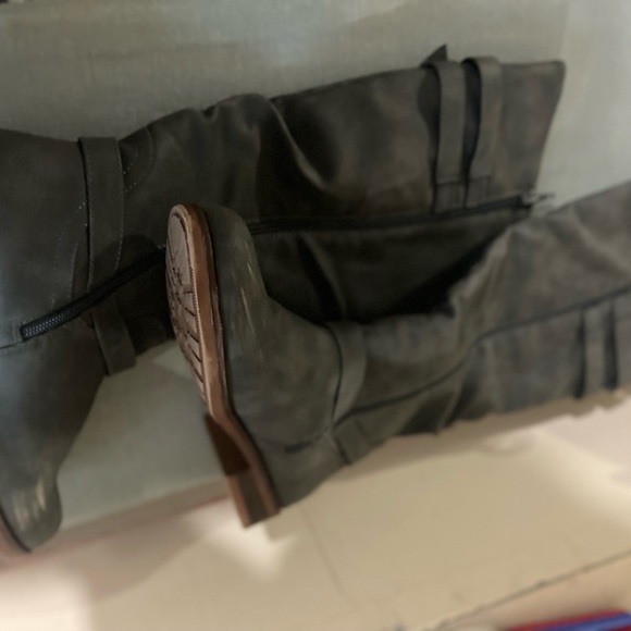 Beautiful tall boots - Picture 6 of 11